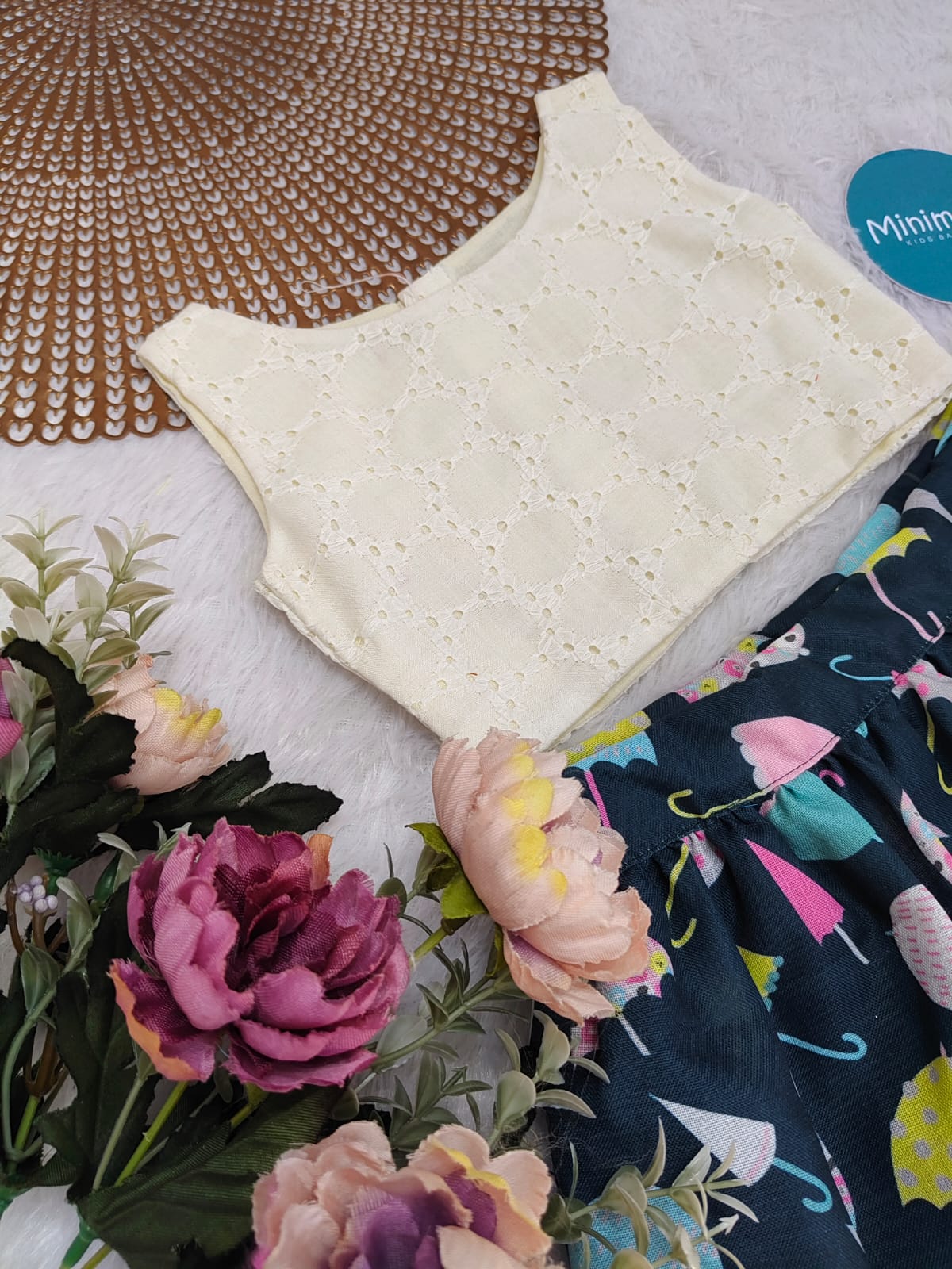 E01-WHITE WITH BLUE UMBERLLA