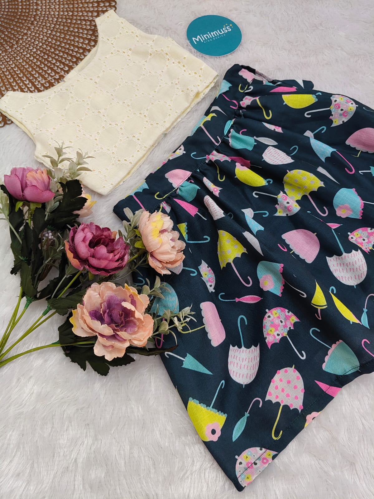 E01-WHITE WITH BLUE UMBERLLA